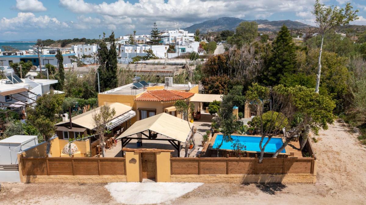 Selana House with outdoor pool - Housity