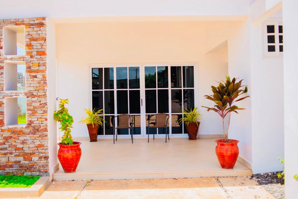 Lovely 4 Bedroom Solar Powered House with CCTV and Unlimited WiFi near Devtraco Court Community 25 Tema - Housity