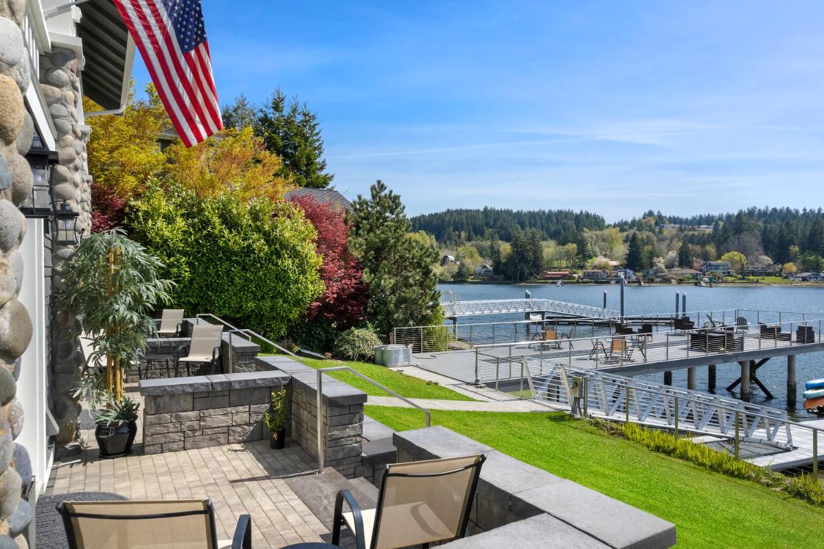 Waterfront Inn - Housity