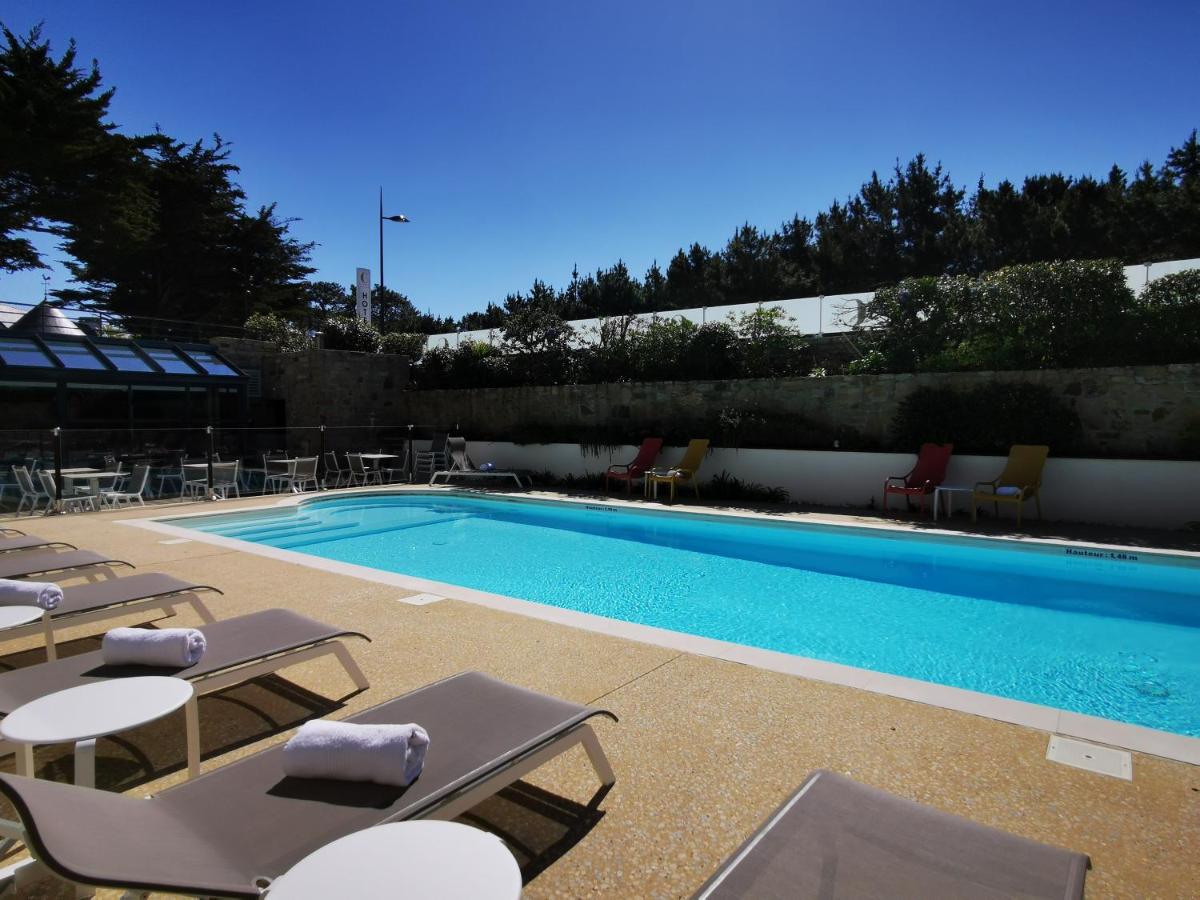 Piscine de l'établissement Le Churchill Hôtel & Spa ou située à proximité