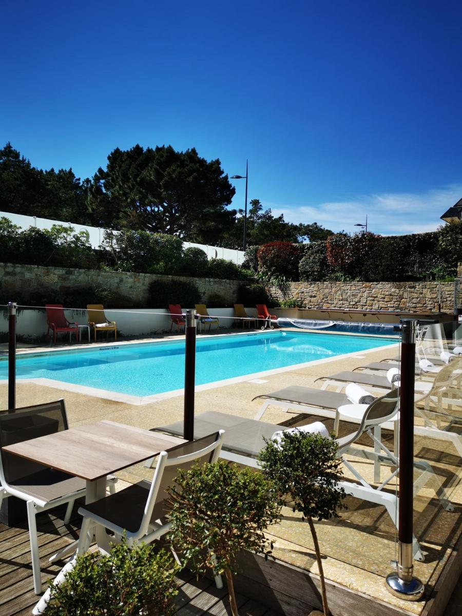 Piscine de l'établissement Le Churchill Hôtel & Spa ou située à proximité
