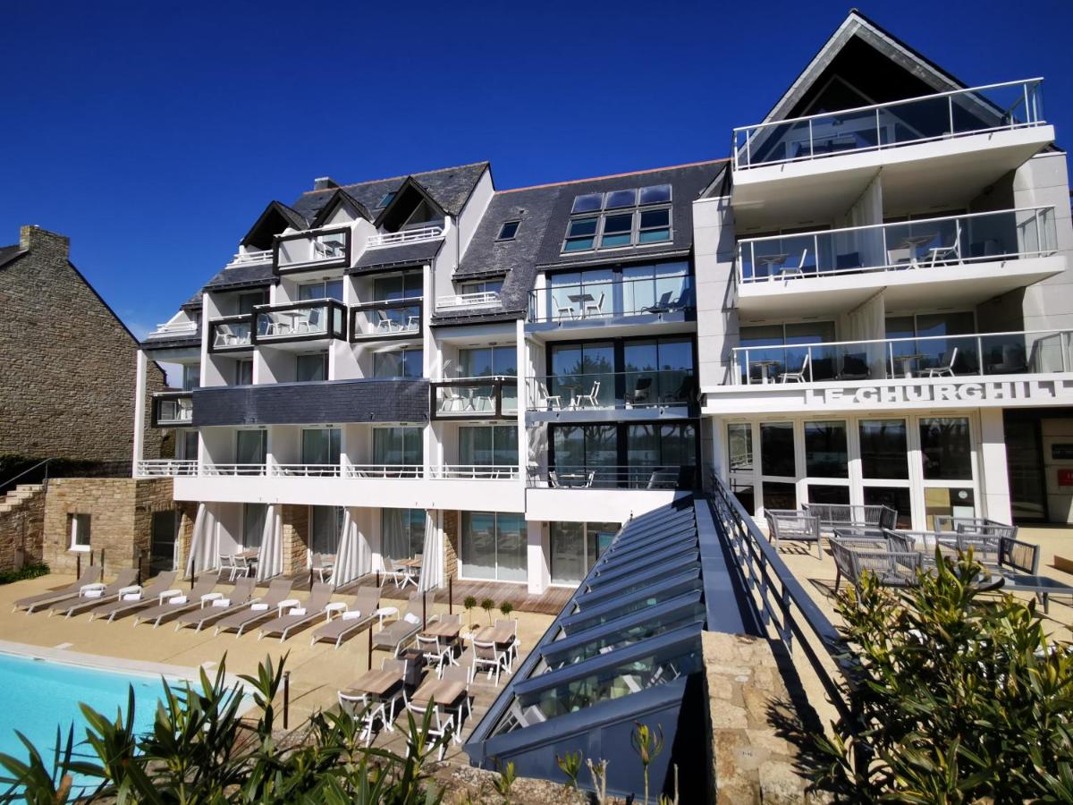 Piscine de l'établissement Le Churchill Hôtel & Spa ou située à proximité