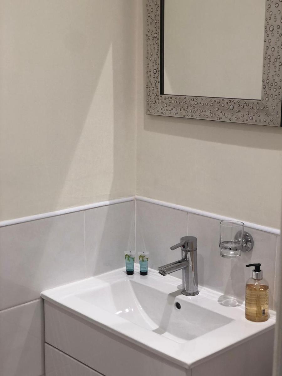 Room in Twemlow Green - Housity