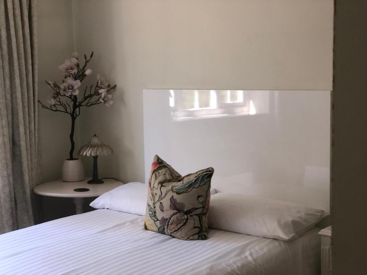 Room in Twemlow Green - Housity