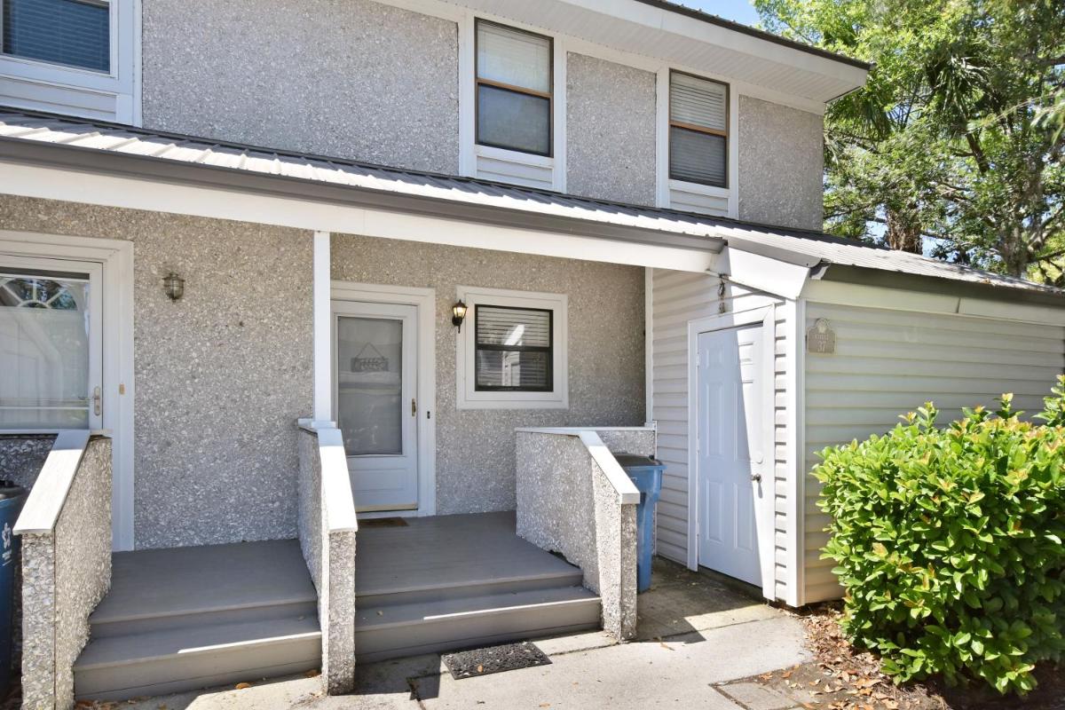 Suitetrails - Attractive Three Bedroom Townhouse with Easy Access On and Off St Simons
