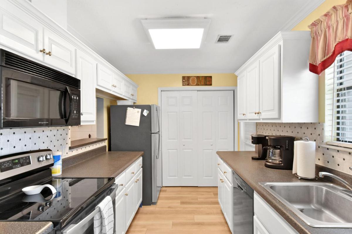 Suitetrails - Attractive Three Bedroom Townhouse with Easy Access On and Off St Simons