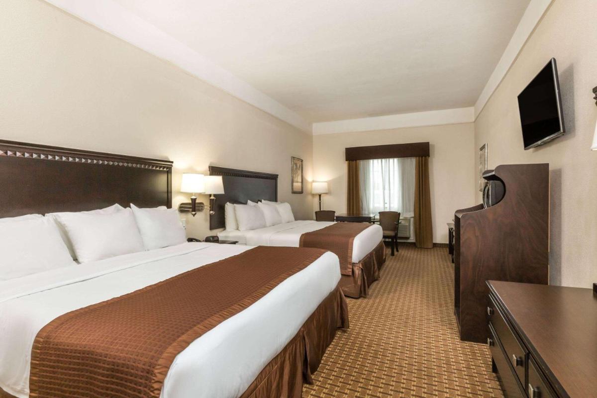 Baymont by Wyndham Galveston - Housity