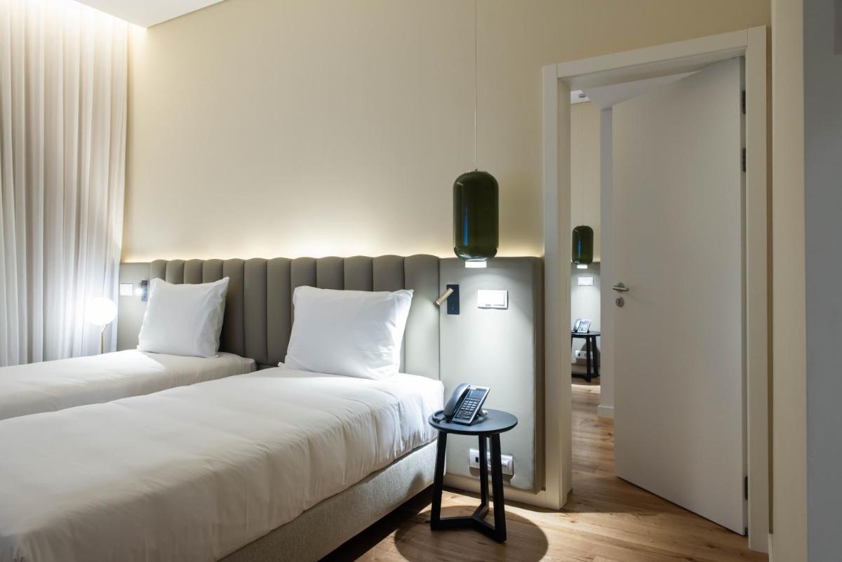 Uma cama ou camas num quarto em Sines Sea View Business & Leisure Hotel