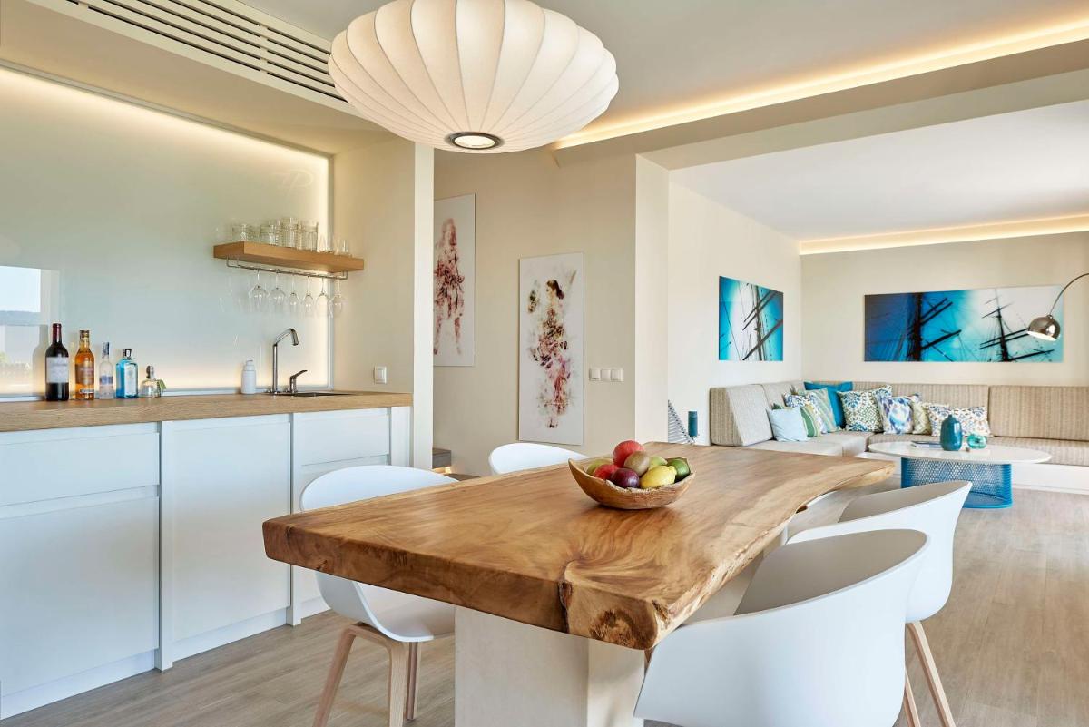 Una cocina o zona de cocina en 7Pines Resort Ibiza, part of Destination by Hyatt