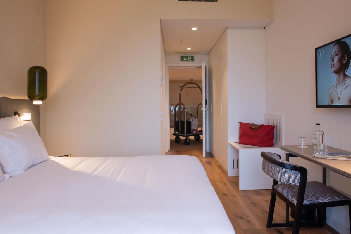 Uma televisão e/ou sistema de entretenimento em Sines Sea View Business & Leisure Hotel