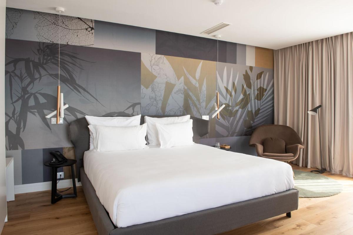 Uma cama ou camas num quarto em Sines Sea View Business & Leisure Hotel