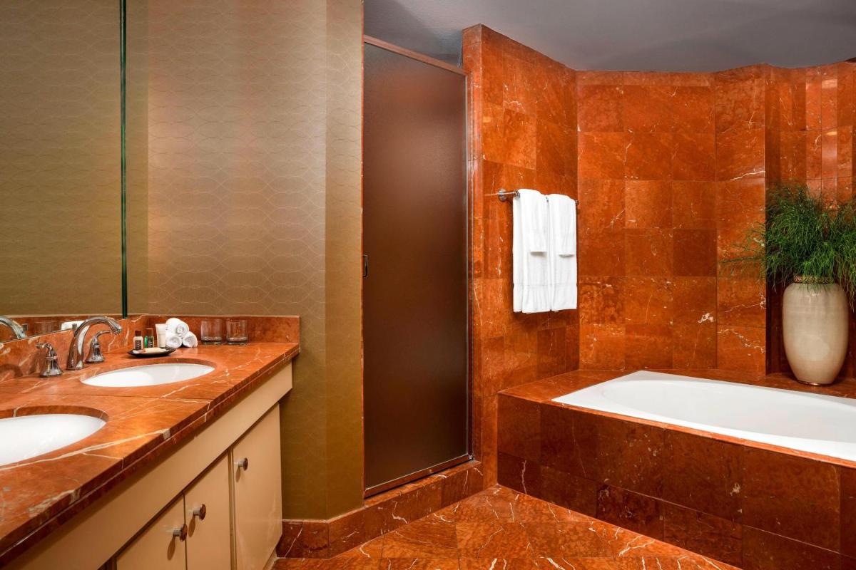 Sheraton Phoenix Crescent - Housity