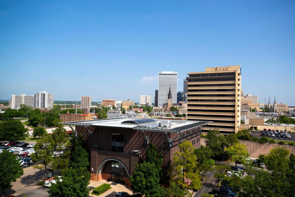 Ambassador Hotel Tulsa, Autograph Collection - Housity