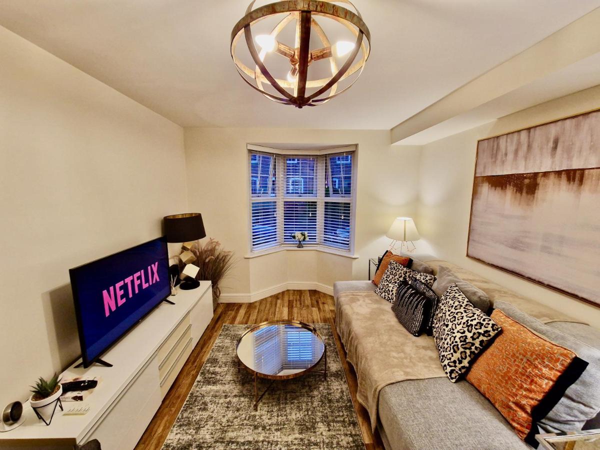 Stunning Luxury Serviced Apartment next to City Centre with Free Parking - Contractors & Relocators - Housity