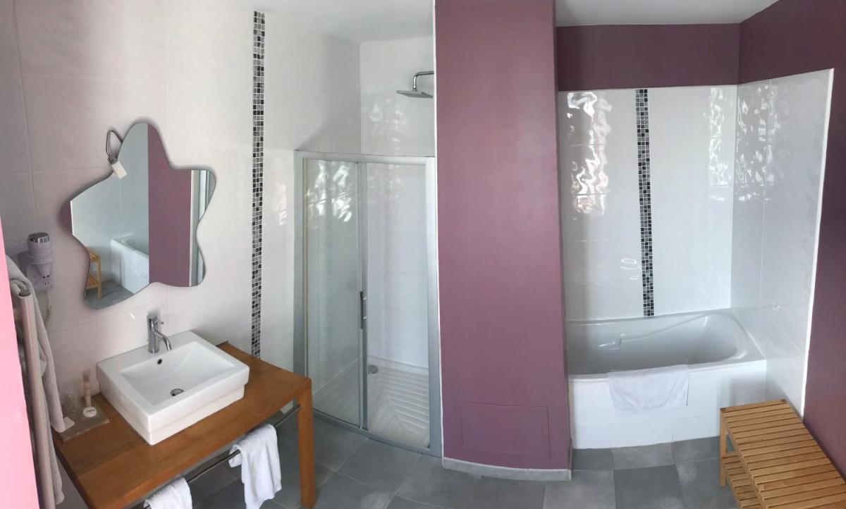 Salle de bains dans l'établissement Logis Hôtel Château De Palaja
