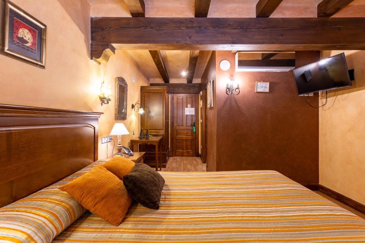 Una televisión o centro de entretenimiento en Hotel Spa Casona La Hondonada