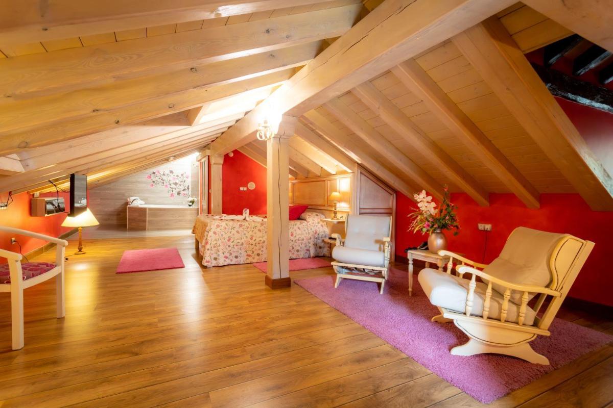 Habitación grande con cama, mesa y sillas. en Hotel Spa Casona La Hondonada, en Terán