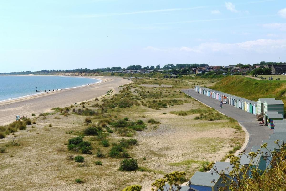 Spacious caravan for hire with decking by the beach in Suffolk ref 40094ND - Housity
