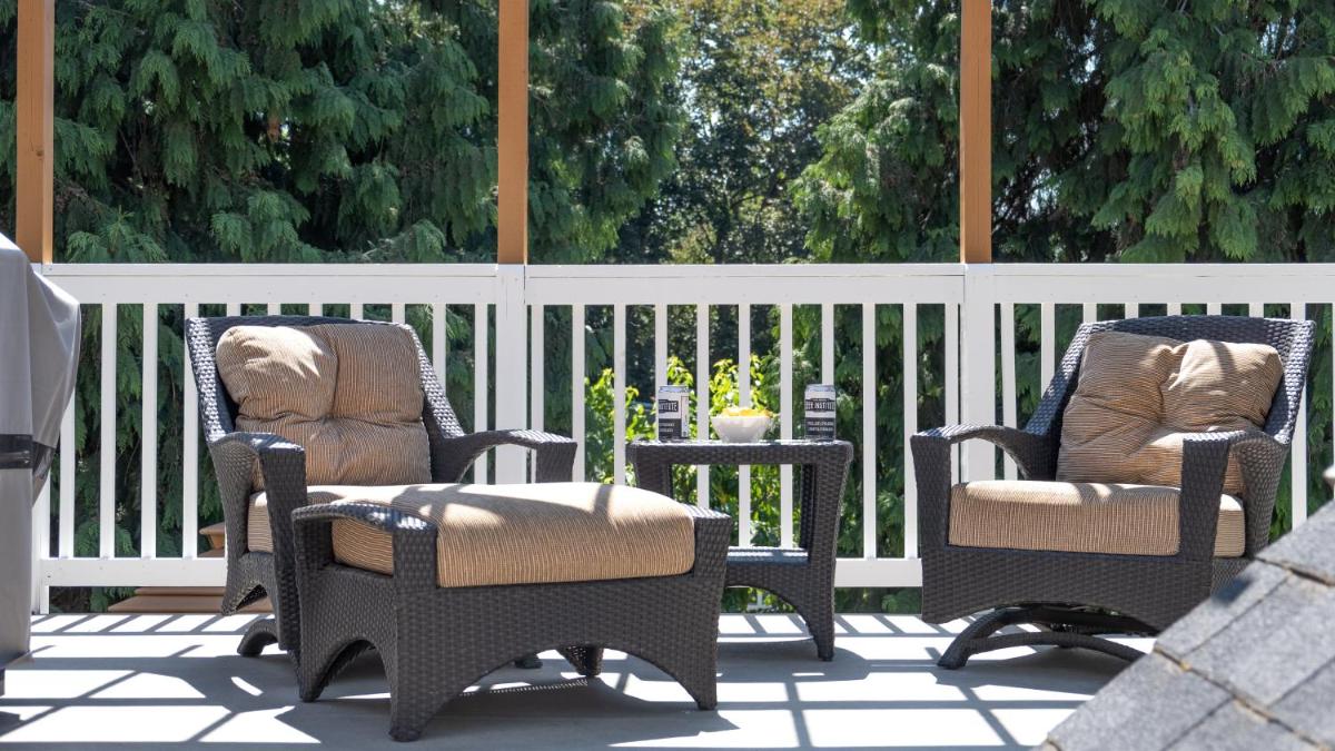 Kelowna Bed & Breakfast - CHATHAM HOUSE - Hizvo