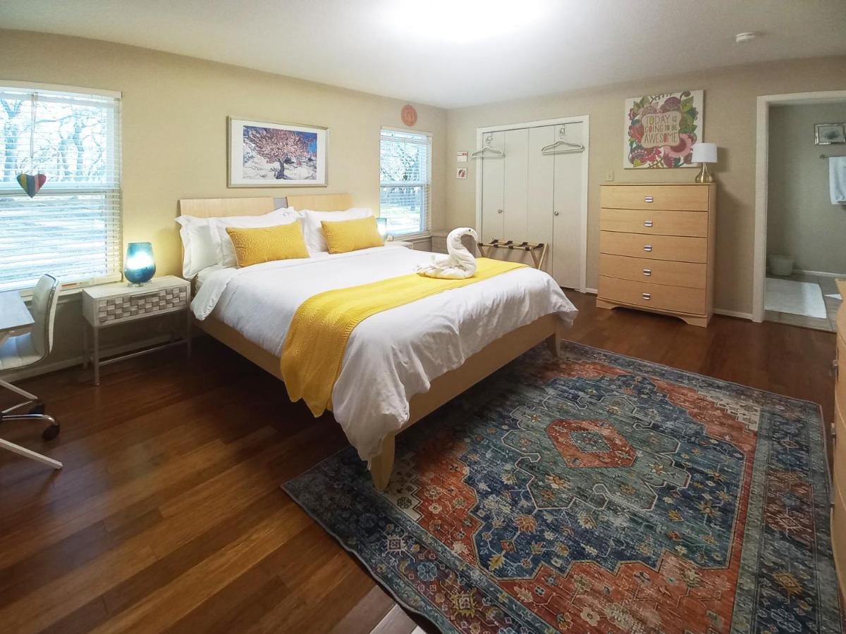 Master Bedroom with King Bed-FREE-WiFi-Snack-Parkg in Relaxing Oasis - Housity