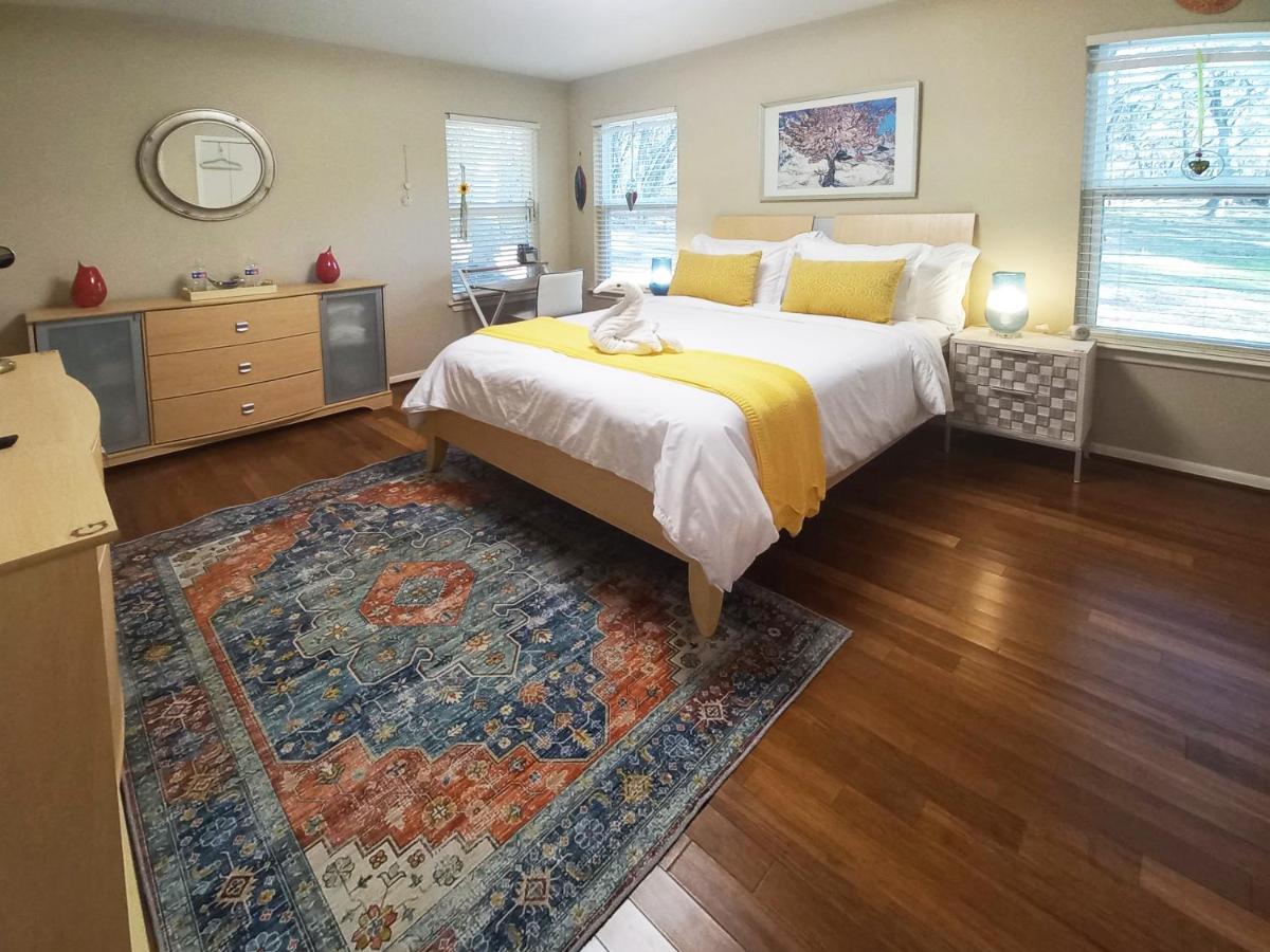 Master Bedroom with King Bed-FREE-WiFi-Snack-Parkg in Relaxing Oasis - Housity