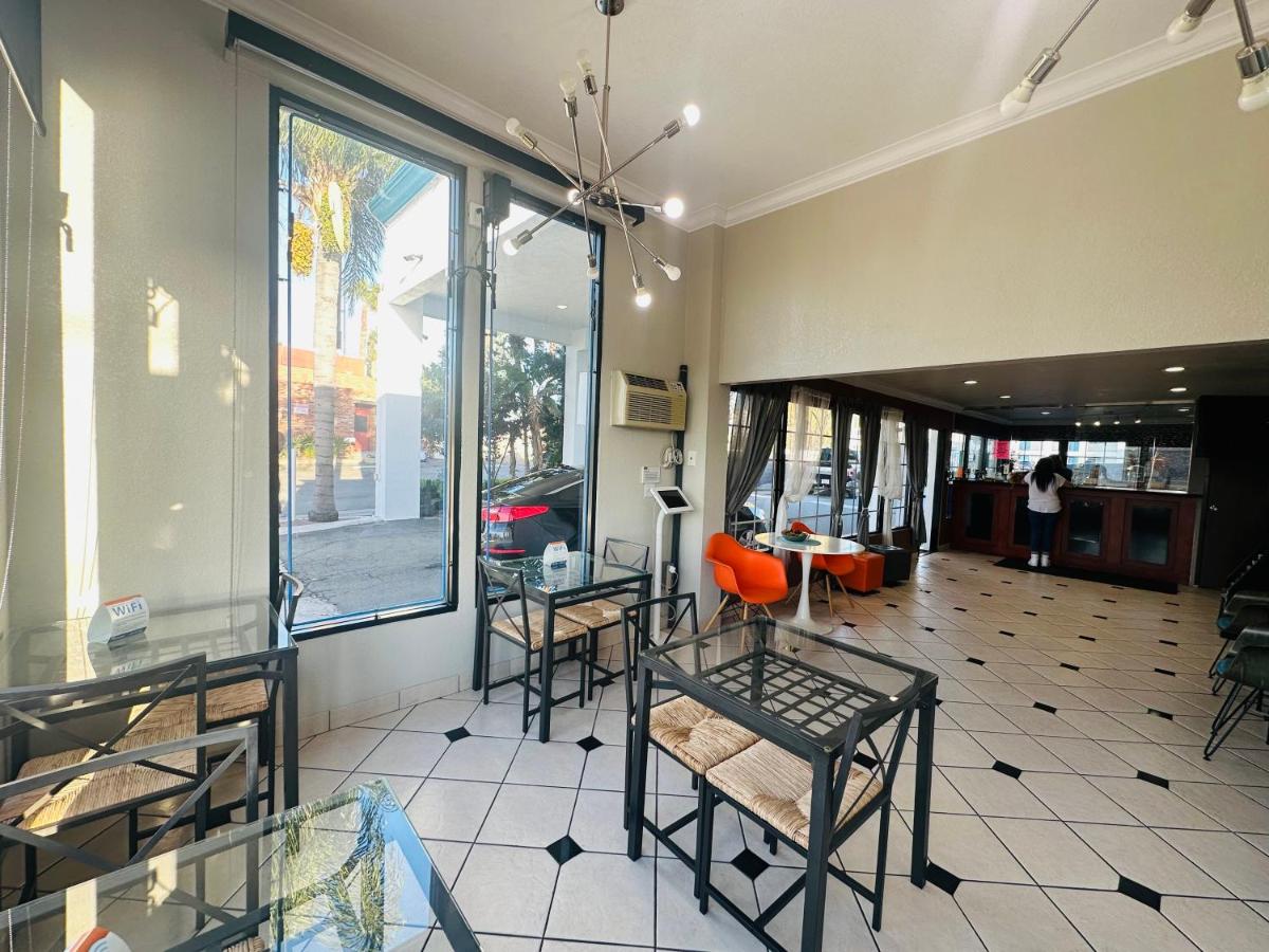 Casa Blanca Hotel & Suites Orange SR-55 Freeway, Near Honda Center, Chapman University, Disneyland - Housity