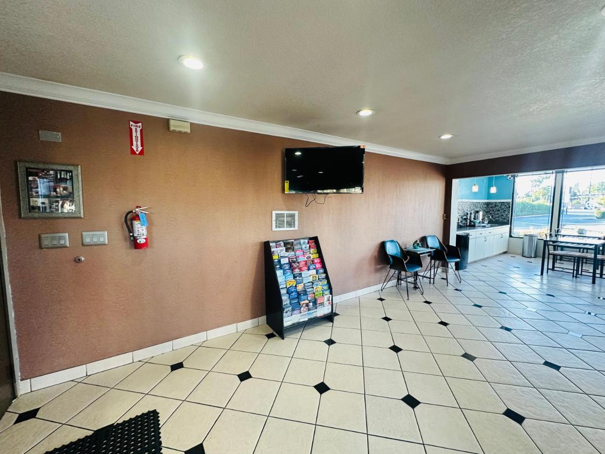 Casa Blanca Hotel & Suites Orange SR-55 Freeway, Near Honda Center, Chapman University, Disneyland - Housity