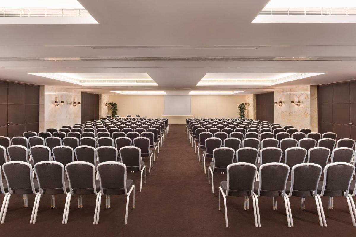 A área empresarial e/ ou a sala de conferências de Sheraton Lisboa Hotel & Spa