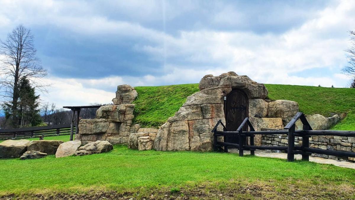 Osada Jaworzyny - Domek Hobbita z jaskinią SPA - Housity