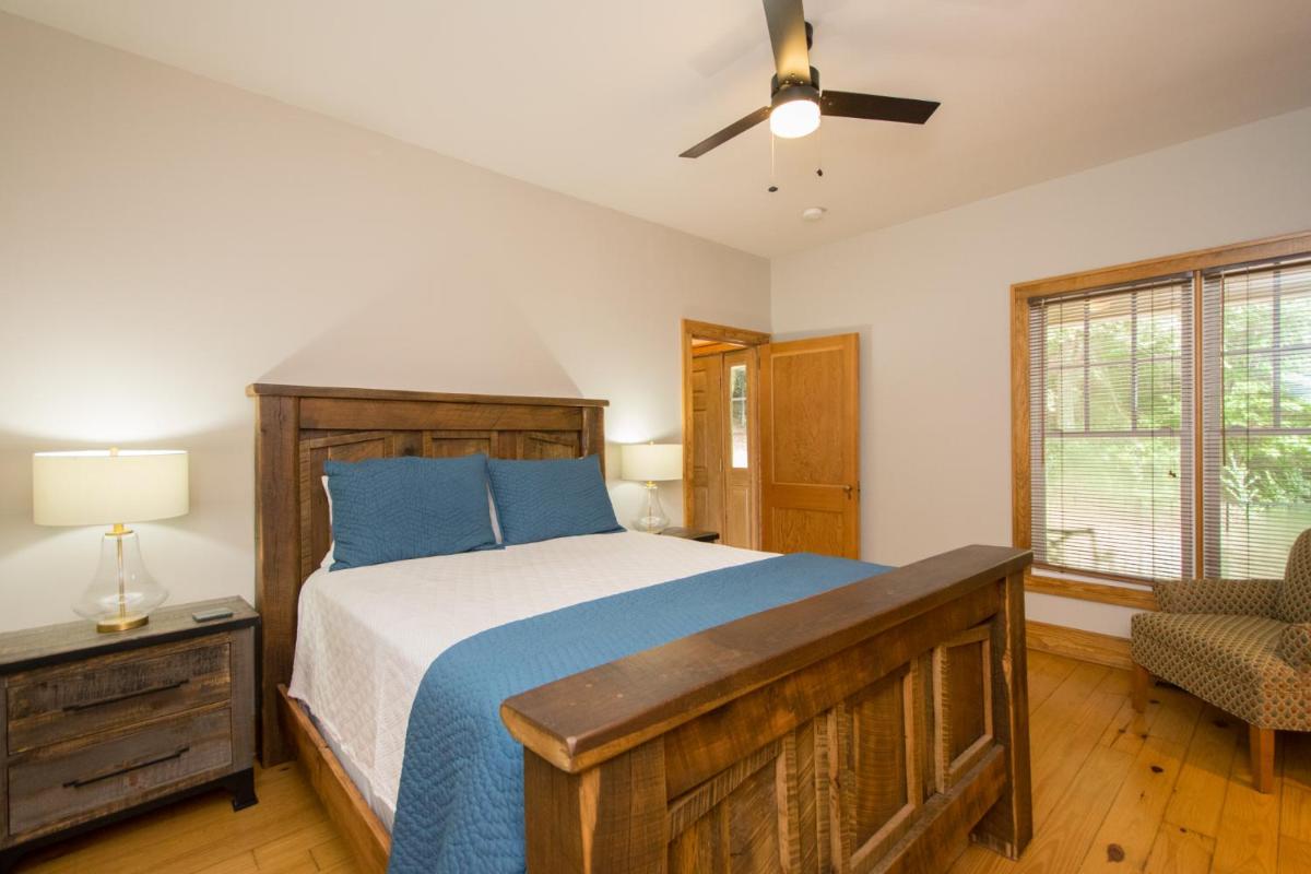 Lakefront Oasis - Housity