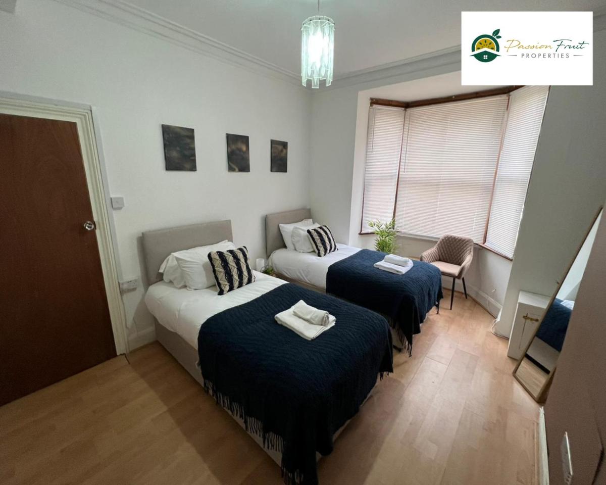 LOW rate for Winter - 4 Bedroom House and 3 Baths -Near City Centre Coventry with unlimited Wi-fi - 8DSC - Housity