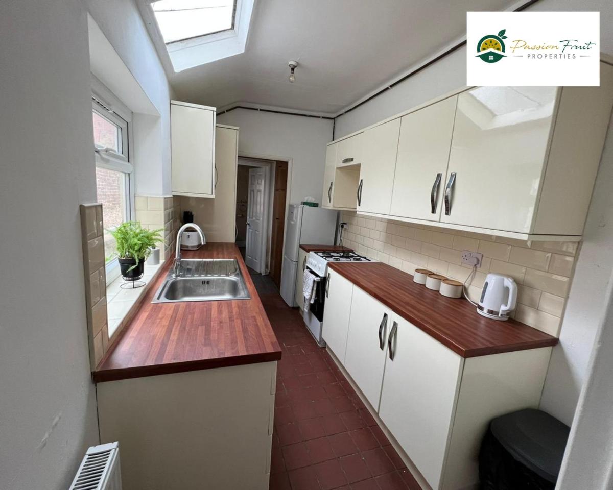 LOW rate for Winter - 4 Bedroom House and 3 Baths -Near City Centre Coventry with unlimited Wi-fi - 8DSC - Housity