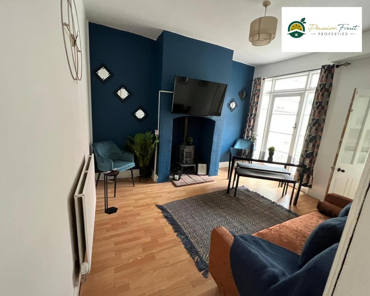 LOW rate for Winter - 4 Bedroom House and 3 Baths -Near City Centre Coventry with unlimited Wi-fi - 8DSC - Housity