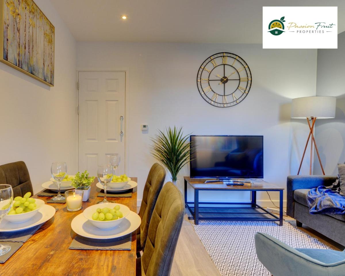 5 Bedroom House near Coventry City Centre with Netflix Wi-fi and Parking -34HRC - Housity
