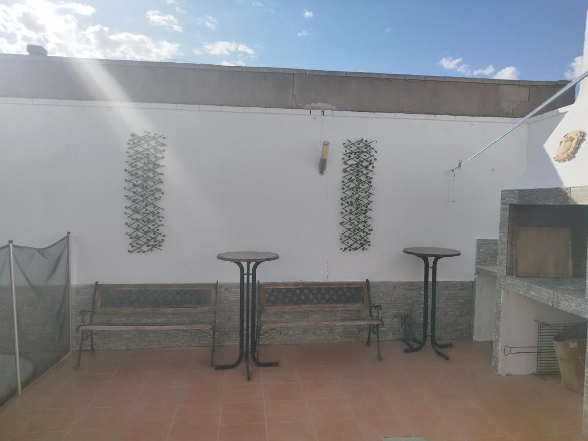 LA MANCHEGUITA DE MADRIGUERAS 5 DORMITORIOS DOBLES CHALET CON PISCINA Y BARBACOA ideal familias 11 personas - Housity