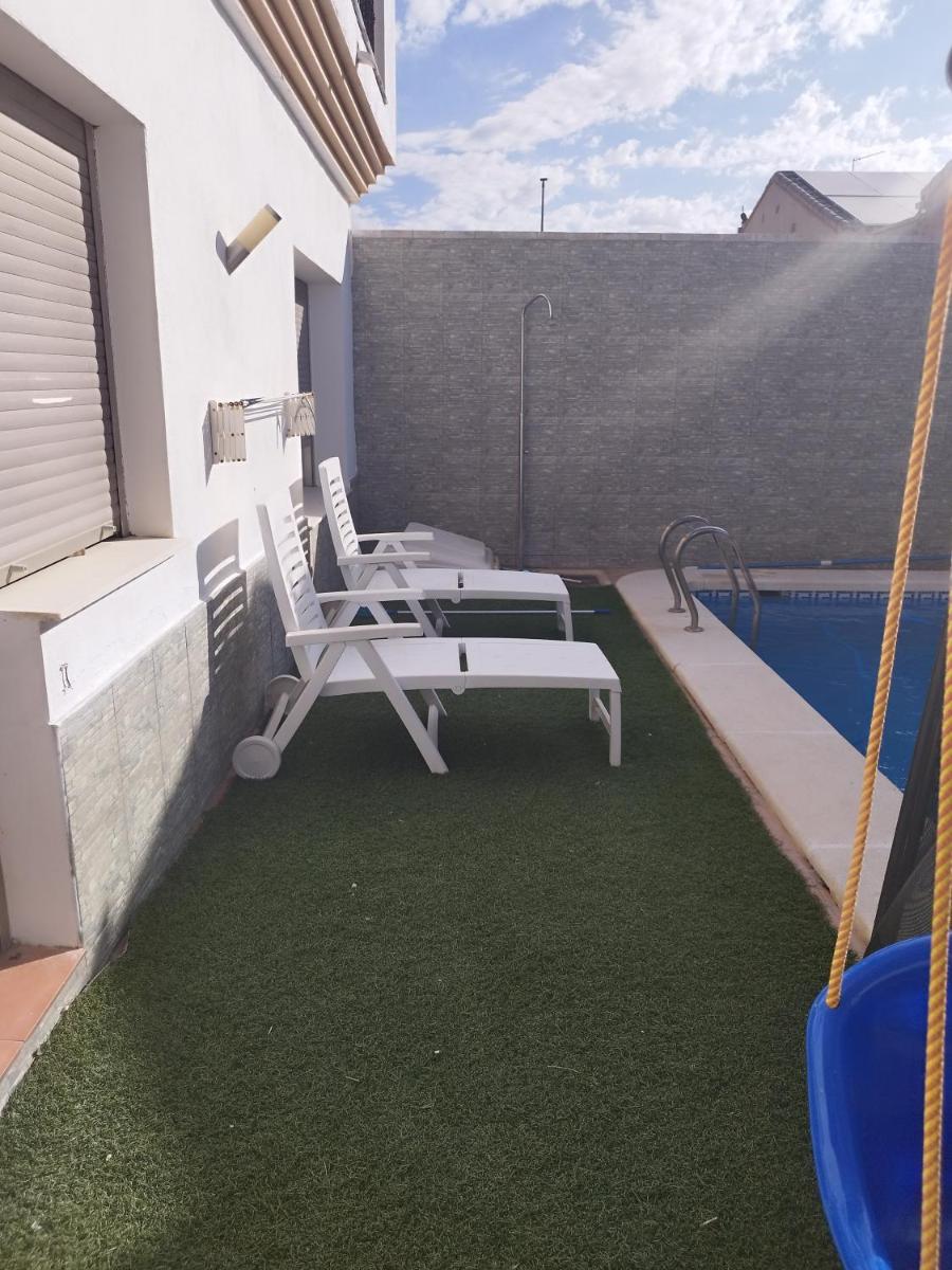 LA MANCHEGUITA DE MADRIGUERAS 5 DORMITORIOS DOBLES CHALET CON PISCINA Y BARBACOA ideal familias 11 personas - Housity