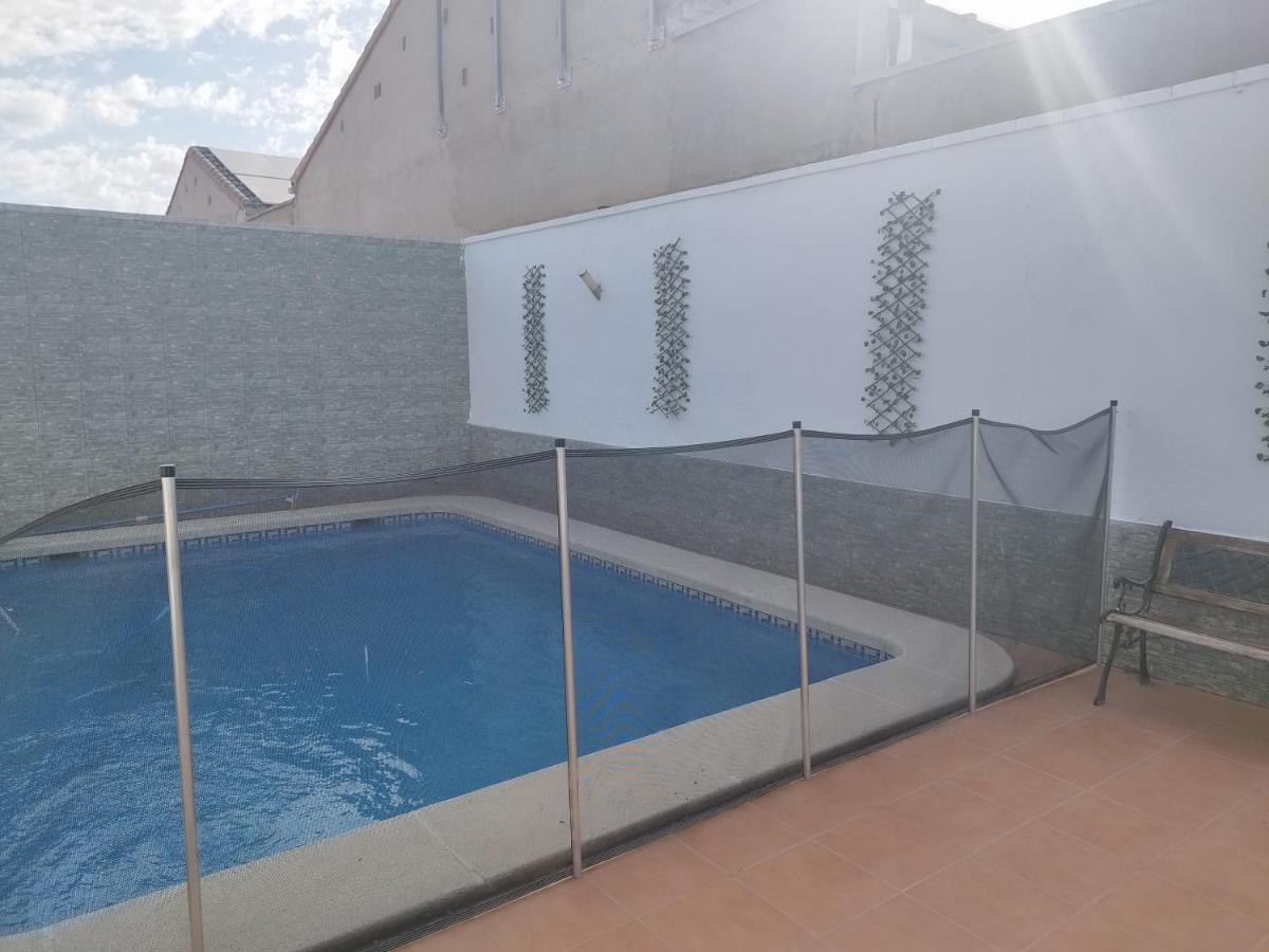 LA MANCHEGUITA DE MADRIGUERAS 5 DORMITORIOS DOBLES CHALET CON PISCINA Y BARBACOA ideal familias 11 personas - Housity