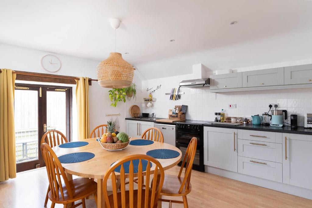 Spacious & cosy cottage, walk to Porthcurno beach, Pedn Vouder, Minack & PK Museum - Housity