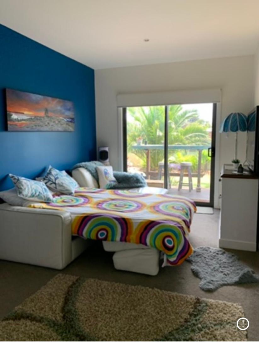 Turquoise Waters B &B -Private Guest suite with massage chair - Housity