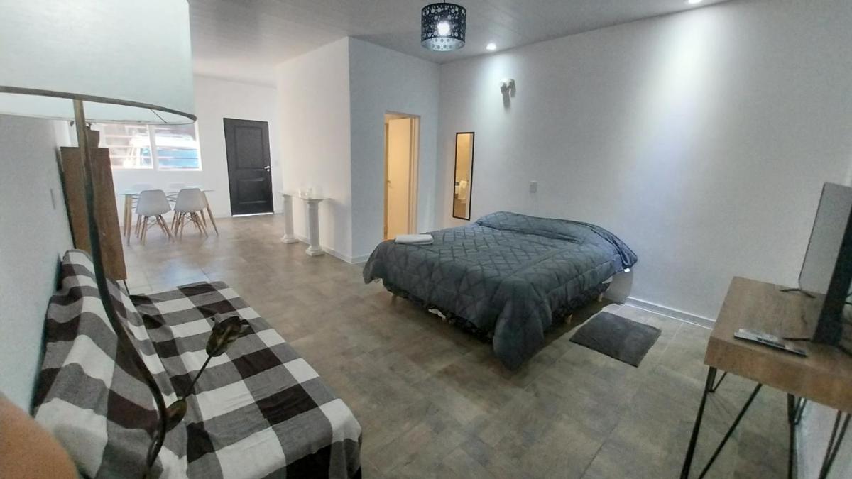 Adrogue Apartment Ezeiza Airport Shuttle 24hs - Housity