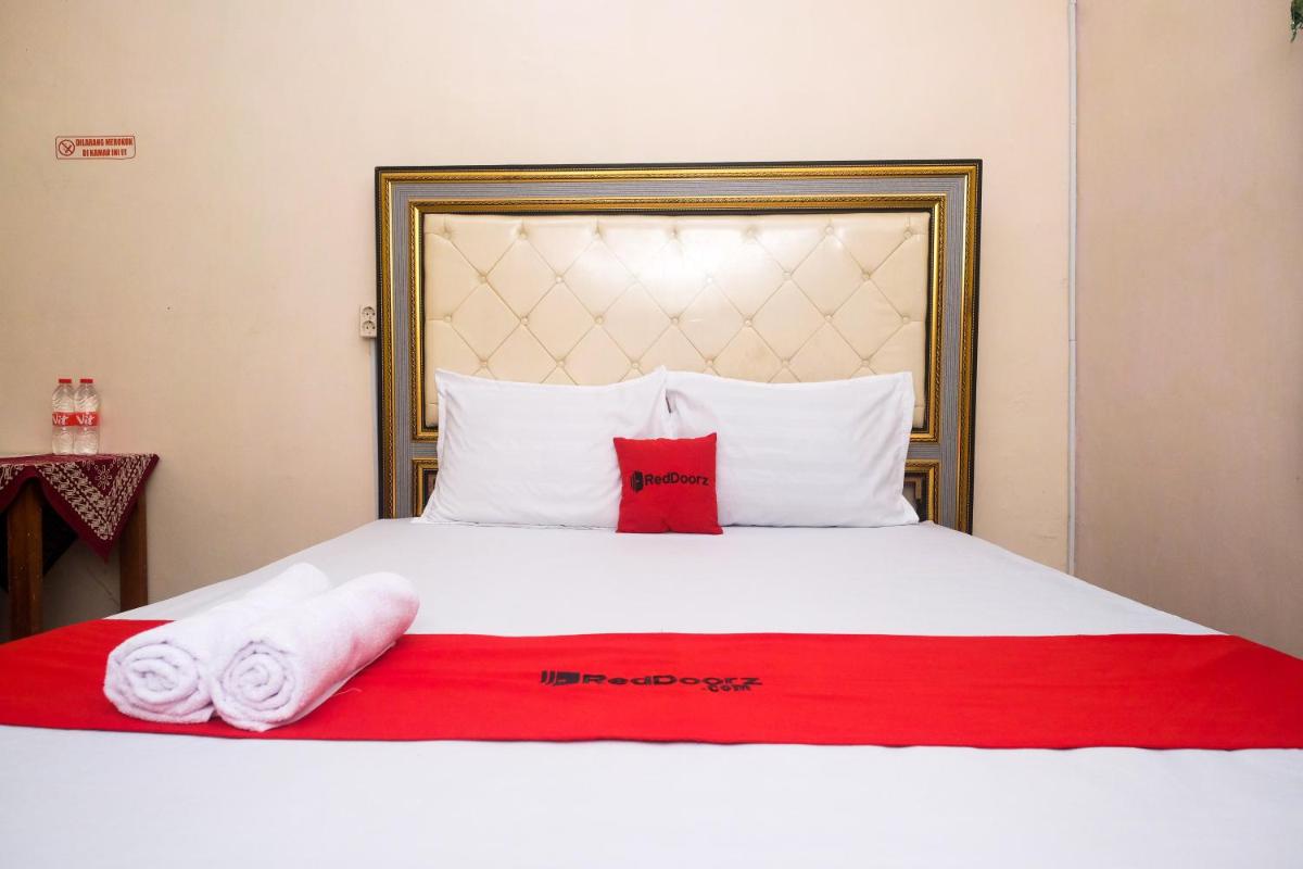 RedDoorz Syariah near Exit Toll Palur - Housity