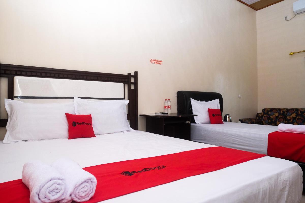RedDoorz Syariah near Exit Toll Palur - Housity