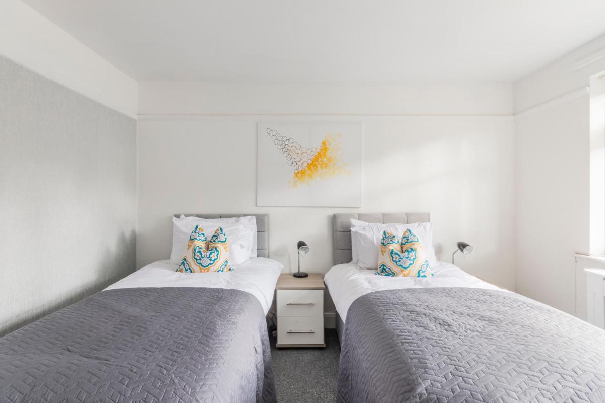 Surrey Stays - 4 Bedroom House, CR5, Contractors Welcome, Sleeps 10, 2 Bathrooms, Near Town Centre, Train Stations and Gatwick Airport - Housity