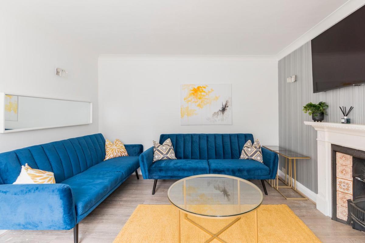 Surrey Stays - 4 Bedroom House, CR5, Contractors Welcome, Sleeps 10, 2 Bathrooms, Near Town Centre, Train Stations and Gatwick Airport - Housity