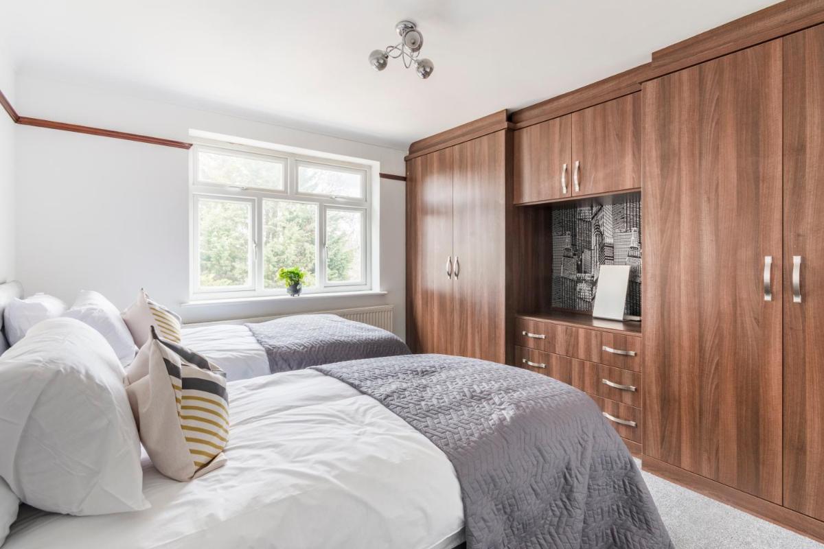 Surrey Stays - 4 Bedroom House, CR5, Contractors Welcome, Sleeps 10, 2 Bathrooms, Near Town Centre, Train Stations and Gatwick Airport - Housity