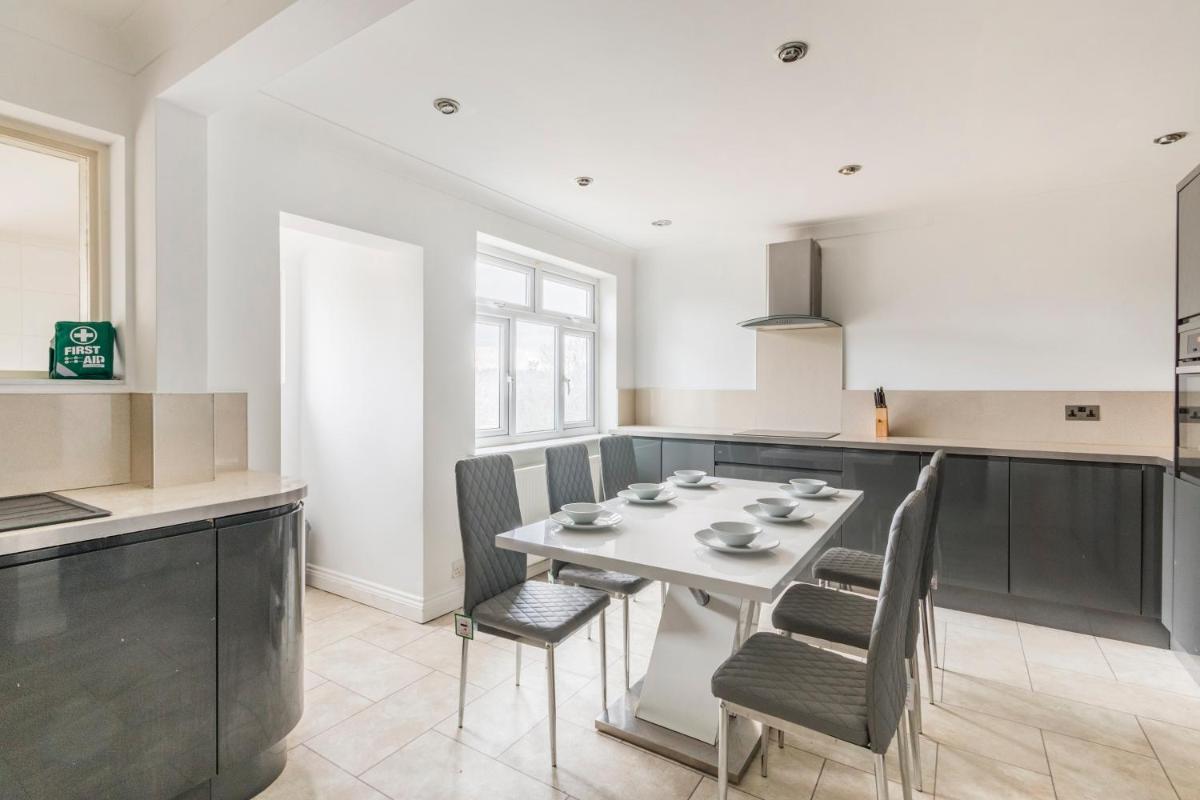 Surrey Stays - 4 Bedroom House, CR5, Contractors Welcome, Sleeps 10, 2 Bathrooms, Near Town Centre, Train Stations and Gatwick Airport - Housity