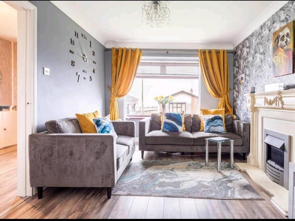 Spacious house City skyline and mountain views close too belfast centre and airports free parking - Housity