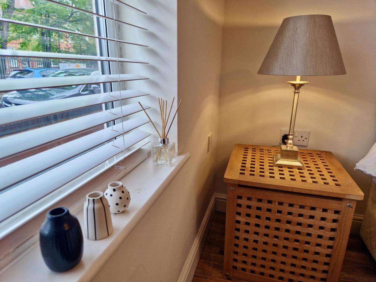 Stunning Luxury Serviced Apartment next to City Centre with Free Parking - Contractors & Relocators - Housity