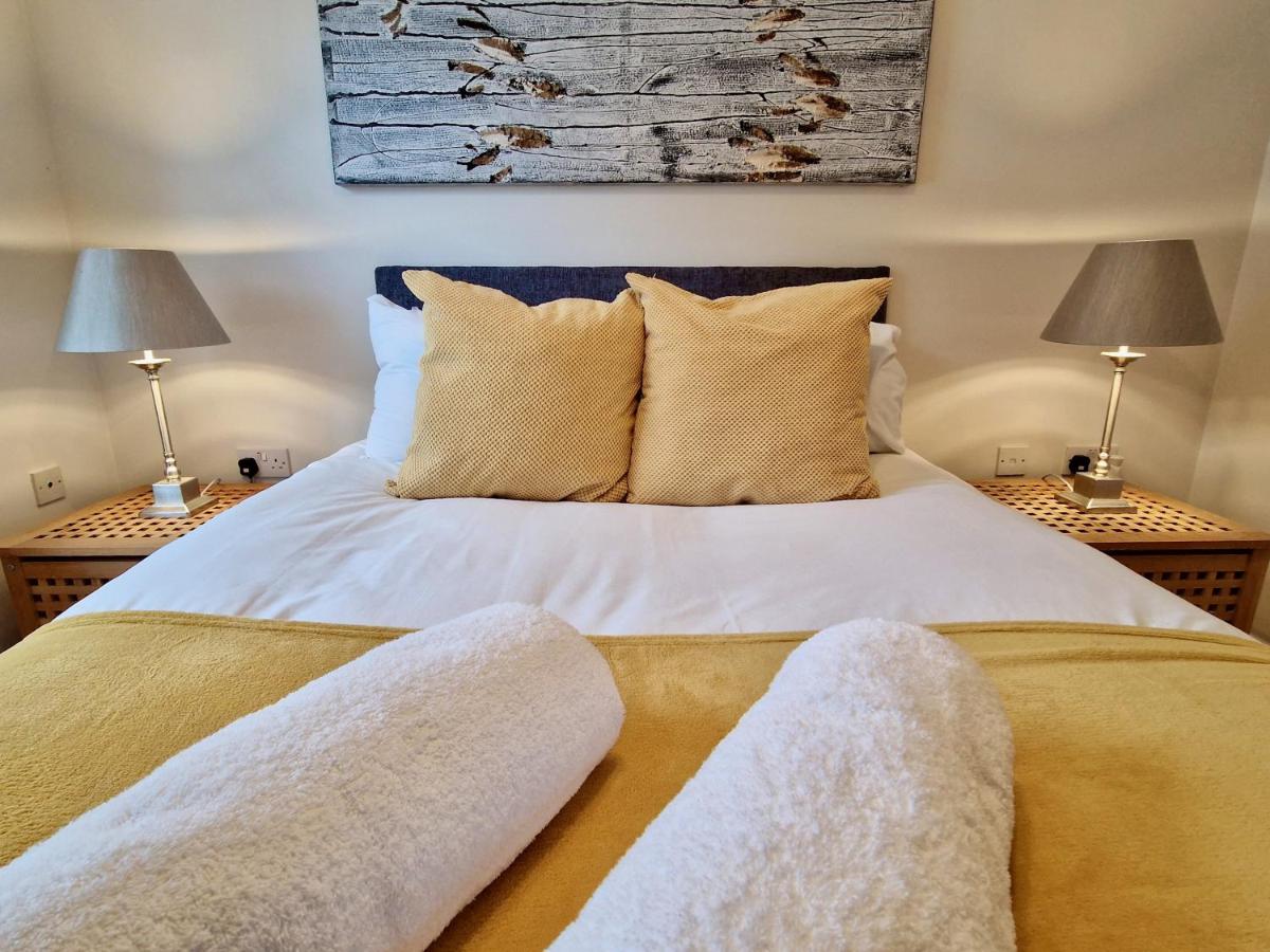 Stunning Luxury Serviced Apartment next to City Centre with Free Parking - Contractors & Relocators - Housity