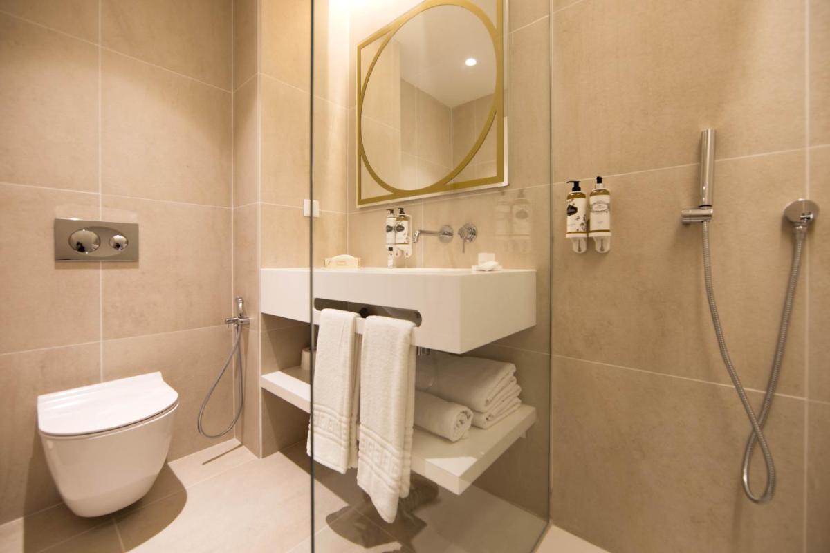 Uma casa de banho em Sines Sea View Business & Leisure Hotel